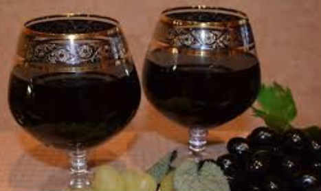 Настойка из черноплодной рябины на водке: рецепт приготовления в домашних условиях, полезные свойства напитка и как его принимать