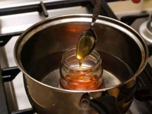 Почему забродил мед: причины и меры по спасению