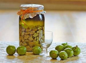 Настойка зеленого грецкого ореха: при каких заболеваниях можно применять это средство