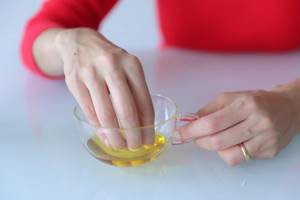 Касторовое масло: для ногтей и кутикулы, cпособы его применения и от каких проблем с его помощью можно избавиться