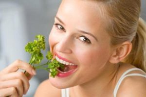 Как избавиться от запаха чеснока изо рта: доступные методы