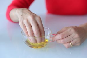 Касторовое масло: для ногтей и кутикулы, cпособы его применения и от каких проблем с его помощью можно избавиться