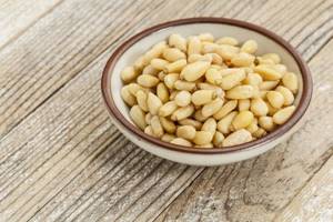 Кедровые орехи при беременности: можно ли употреблять в пищу, чем они полезны для женского организма