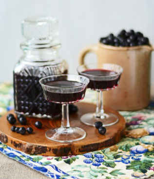 Настойка из черноплодной рябины на водке: рецепт приготовления в домашних условиях, полезные свойства напитка и как его принимать