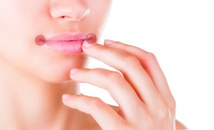 Чем лечить заеды в уголках губ: мази, народные рецепты и хитрости